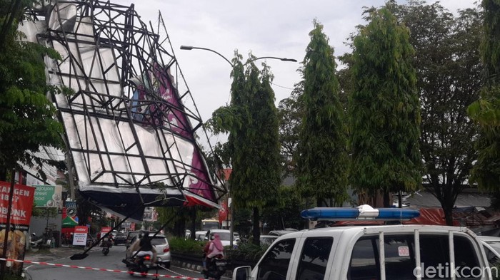 Baliho di Sleman roboh usai diterjang angin kencang dan hujan lebat, Minggu (4/4/2021)