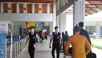 Menangani keramaian hari ini, petugas bandara telah berjaga untuk memastikan prokes tetap berjalan (dok Bandara Ngurah Rai)