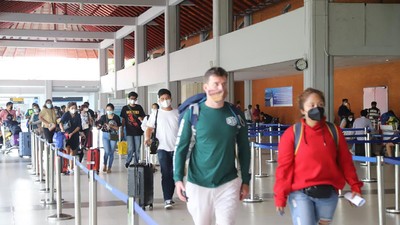 Potret Ramainya Ngurah Rai di Hari Terakhir Libur Paskah