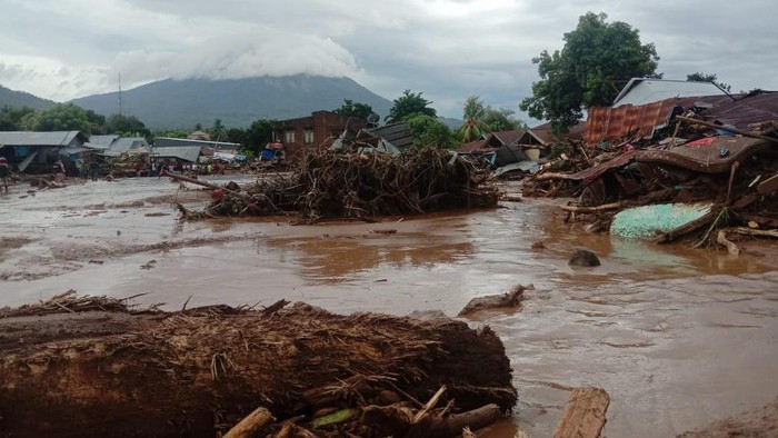 Sejumlah warga menyaksikan rumah yang rusak akibat banjir bandang di Desa Waiburak, Kecamatan Adonara Timur, Flores Timur, NTT, Minggu (4/4/2021). Berdasarkan data BPBD Kabupaten Flores Timur sebanyak 23 warga meninggal dunia akibat banjir bandang yang dipicu hujan dengan intensitas tinggi pada minggu dini hari. ANTARA FOTO/HO/Dok BPBD Flores Timur/wpa/foc.