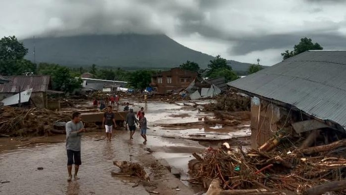 Sejumlah warga menyaksikan rumah yang rusak akibat banjir bandang di Desa Waiburak, Kecamatan Adonara Timur, Flores Timur, NTT, Minggu (4/4/2021). Berdasarkan data BPBD Kabupaten Flores Timur sebanyak 23 warga meninggal dunia akibat banjir bandang yang dipicu hujan dengan intensitas tinggi pada minggu dini hari. ANTARA FOTO/HO/Dok BPBD Flores Timur/wpa/foc.