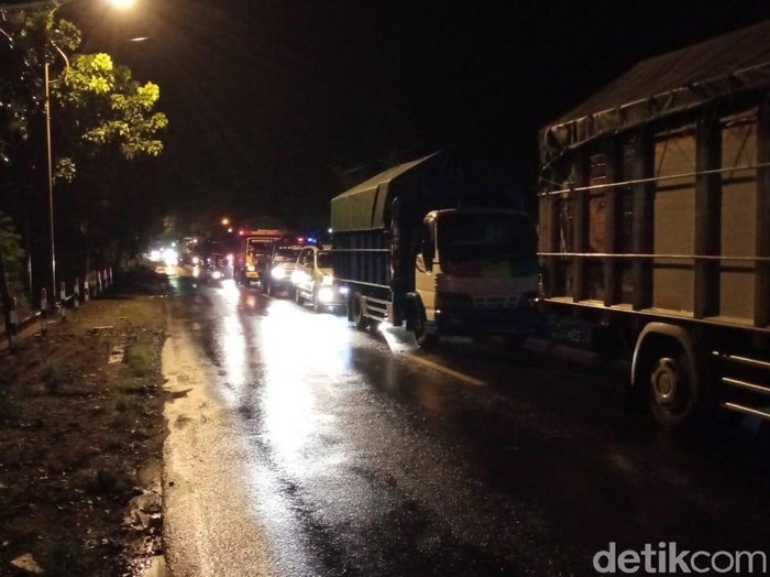Jalan menuju pantura atau Situbondo terhambat karena banjir yang terjadi di Jembatan Sidodadi, Kecamatan Wongsorejo. Genangan air di jembatan membuat warga menghentikan laju kendaraan.