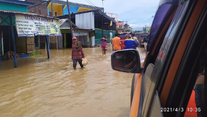 Banjir menggenangi kurang lebih 9.245 rumah warga di Kabupaten Bima pada Sabtu (3/4) pukul 15.00 waktu setempat.