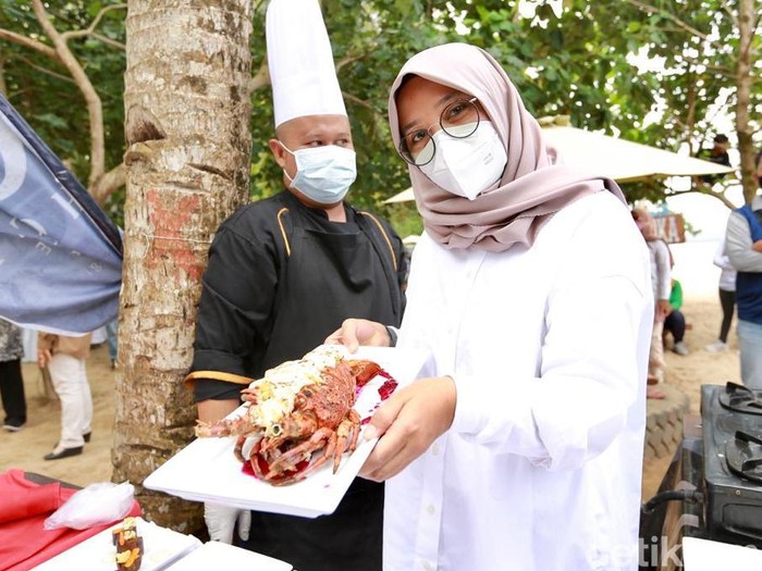 Pemkab Banyuwangi menggelar Festival Lobster, yang tergolong salah satu festival khusus lobster pertama di Tanah Air. Festival yang digelar di Pantai Mustika, Kecamatan Pesanggaran itu untuk semakin memperkenalkan lobster Banyuwangi yang telah diekspor ke banyak negara.