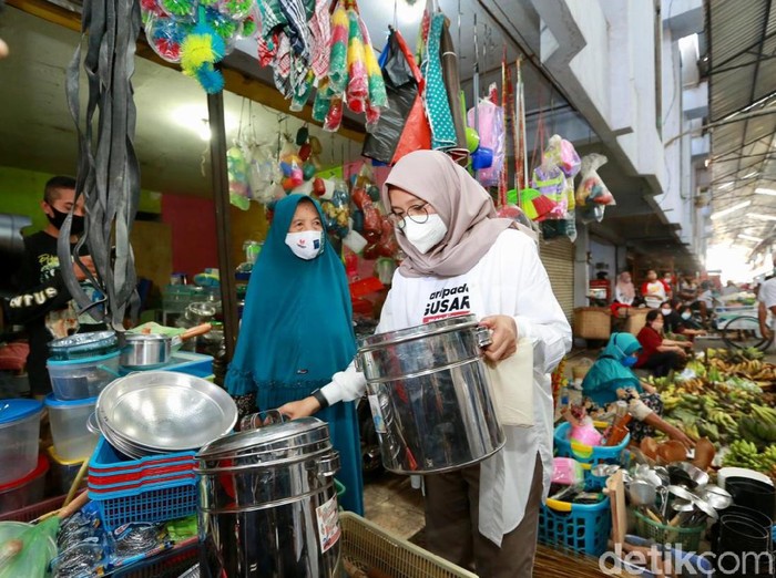 Untuk memulihkan ekonomi lokal khususnya yang berskala mikro dan kecil, Bupati Banyuwangi Ipuk Fiestiandani meluncurkan Hari Belanja ke Pasar dan UMKM. Ribuan karyawan Pemkab Banyuwangi, BUMN, BUMD, swasta, dan berbagai elemen lainnya berbelanja ke 15 pasar tradisinal se-Banyuwangi dan sejumlah UMKM.