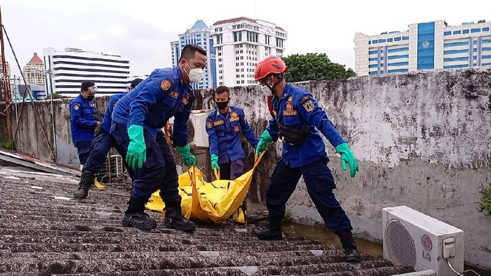 Damkar evakuasi pria tewas tersetrum listrik di Jakpus