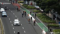 Padahal Pemerintah Provinsi DKI Jakarta sudah membangun jalur sepeda permanen dengan pembatas beton berdasarkan aspirasi dari para pesepeda.