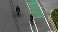 Namun, masih banyak pesepeda yang masih bandel dan nekat keluar jalur khusus sepeda di sepanjang jalan Sudirman-Thamrin, Jakarta, Minggu (04/04/2021).