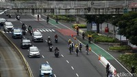 Padahal aksinya berbahaya karena mereka berjalan bersama pengendara kendaraan bermotor.
