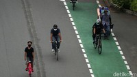 Namun masih ada yang tertib dengan berjalan di jalurnya.