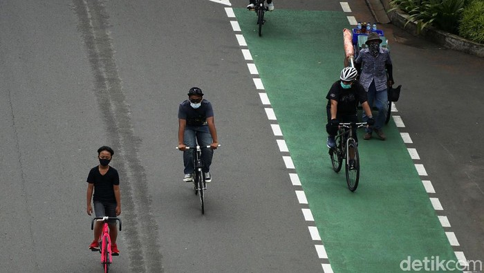 Pemprov DKI Jakarta telah memberikan jalur permanen untuk para pesepeda. Namun masih banyak pesepeda yang bandel dengan berjalan bukan di jalurnya.