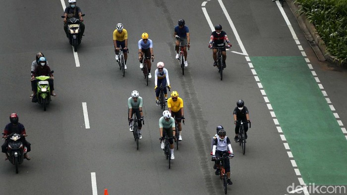 Diberi Jalan Permanen, Pesepeda Ini Bandel Keluar Jalur Pemprov DKI Jakarta telah memberikan jalur permanen untuk para pesepeda. Namun masih banyak pesepeda yang bandel dengan berjalan bukan di jalurnya.