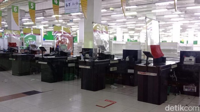 Giant Pamulang Square tutup Giant Pamulang Square tutup