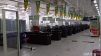 Hanya tersisa spanduk dengan beberapa tulisan seperti Obral Besar, hingga Semua Harus Terjual Habis bekas cuci gudang.