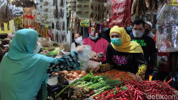 Gubernur Jatim Khofifah Indar Parawansa memastikan stok sembako aman menjalang Ramadhan. Bahkan, ada sejumlah komoditas yang over suplai.