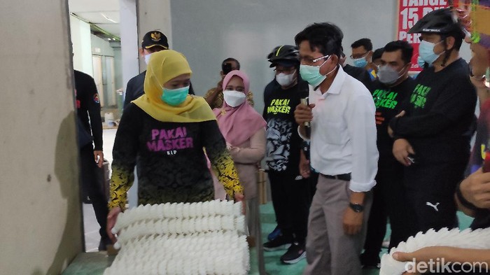 Gubernur Jatim Khofifah Indar Parawansa kagum dengan salah satu IKM di Lamongan. Yaitu UMKM shuttlecock.