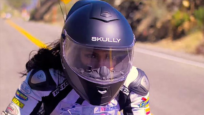 Helm canggih Skully dengan Augmented Reality (AR). Namun perusahaannya Skullt Technologies malah bangkrut karena mismanajemen.