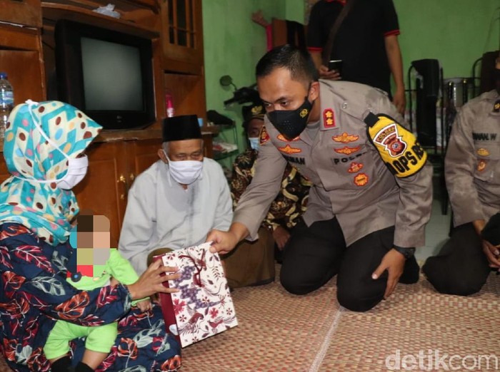 Istri terduga teroris di Sukabumi terharu mendapatkan bantuan dari Jokowi