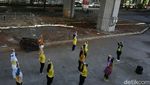 Jaga Kesehatan di Masa Pandemi, Emak-emak Senam di Kolong Tol
