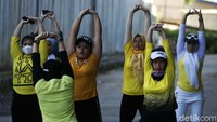 Olah raga di luar rumah wajib dilakukan di ruang terbuka dengan tetap memperhatikan jarak aman serta mematuhi protokol kesehatan yang berlaku.