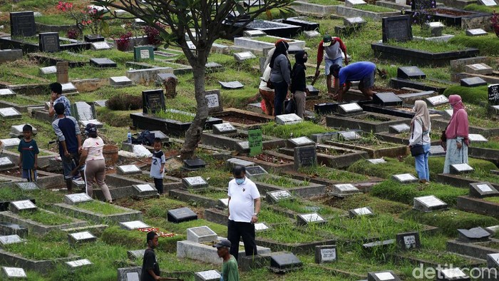 Sudah menjadi tradisi, setiap mendekati bulan suci Ramadhan, tempat pemakaman umum (TPU) selalu dipadati peziarah. Seperti yang terlihat di TPU Menteng Pulo, Jakarta.