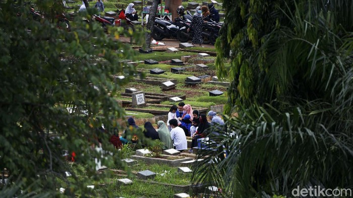 Sudah menjadi tradisi, setiap mendekati bulan suci Ramadhan, tempat pemakaman umum (TPU) selalu dipadati peziarah. Seperti yang terlihat di TPU Menteng Pulo, Jakarta.