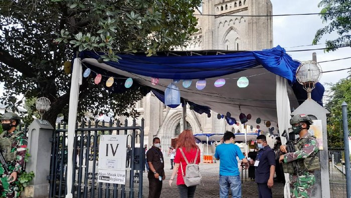 Jemaat yang akan mengikuti ibadah misa Paskah di Gereja Katedral Jakarta