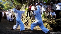 Warga kampung ini juga masih memegang teguh tradisi yang mereka anut. Mereka tidak ada yang berani melanggar tradisi yang sudah diyakini selama ratusan tahun. Tak hanya itu, masyarakat sekitar juga pantangan terhadap beberapa hal. Diantaranya dilarang mementaskan wayang, memelihara angsa, domba, dan kerbau, serta menanam bawang merah.