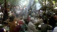 Ada sebuah tradisi yang masih terus dilestarikan di kampung Jalawastu ini. Setiap tahun, warga Jalawastu menggelar upacara adat yang disebut Ngasa. Upacara ini dilakukan setiap selasa kliwon mangsa ke sanga atau sembilan dalam kalender Jawa kuno. Pada tahun ini, jatuh pada hari ini, 30 Maret 2021. Pelaksanaan upacara ini dipusatkan di dalam hutan yang dikeramatkan yakni Pesarean Gedong.