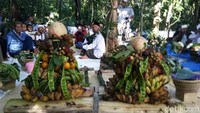 Ada yang unik dalam ritual ini, yakni perjamuan makanannya sangat berbeda dengan perjamuan pada umumnya. Tidak ada nasi, lauk pauk daging atau ikan, telur dan berbagai jenis daging lainnya. Perjamuan makanan yang ada yaitu berupa jagung yang ditumbuk menjadi nasi dengan campuran lauk berupa umbi umbian. Upacara Ngasa ini dilakukan sebagai bentuk sodakoh gunung atas rahmat Tuhan yang Maha Esa yang sudah memberikan segala karunia.