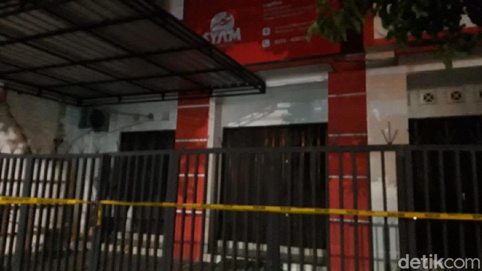 Kantor Syam Organizer di Jl Suryodiningratan, Yogyakarta digeledah Densus 88 Antiteror, Minggu (4/4/2021). Satu truk berisi dokumen, laptop, hingga kotak infaq diamankan..
