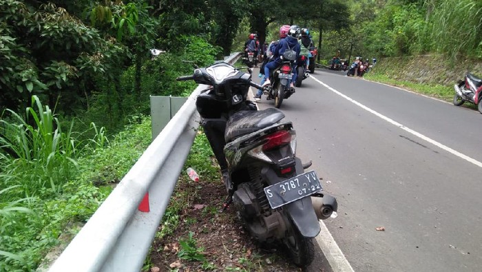 Jalur ekstrem di kawasan wisata Pacet, Kabupaten Mojokerto kembali menelan korban. Kali ini, dua gadis asal Jombang tewas setelah menabrak pembatas jalan.