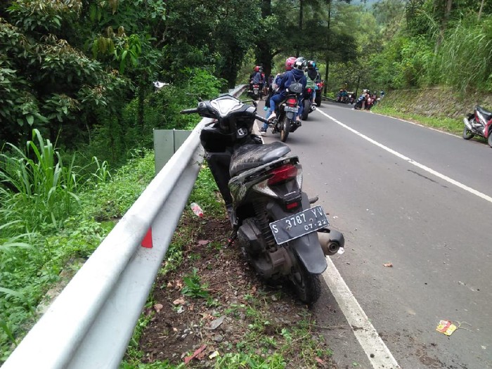 Jalur ekstrem di kawasan wisata Pacet, Kabupaten Mojokerto kembali menelan korban. Kali ini, dua gadis asal Jombang tewas setelah menabrak pembatas jalan.