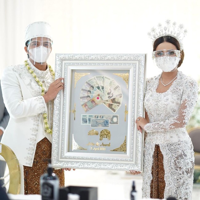 Diketahui pula pria bernama lengkap Muhammad Attamini Halilintar bin Halilintar Anofial Asmid itu memberi mahar unik yakni seperangkat alat salat dan uang tunai senilai Rp 342.021 sesuai tanggal pernikahan mereka.Foto: Instagram @aurelie.hermansyah