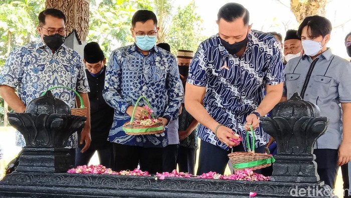 Ketum Demokrat AHY nyekar di makam kakek Sarwo Edhie Wibowo di Purworejo, Minggu (4/4/2021)