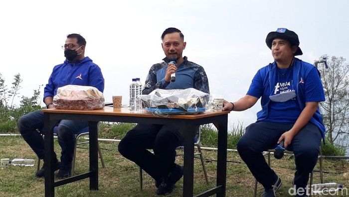 Ketum Demokrat AHY saat jumpa pers di Semarang, Minggu (4/4/2021)