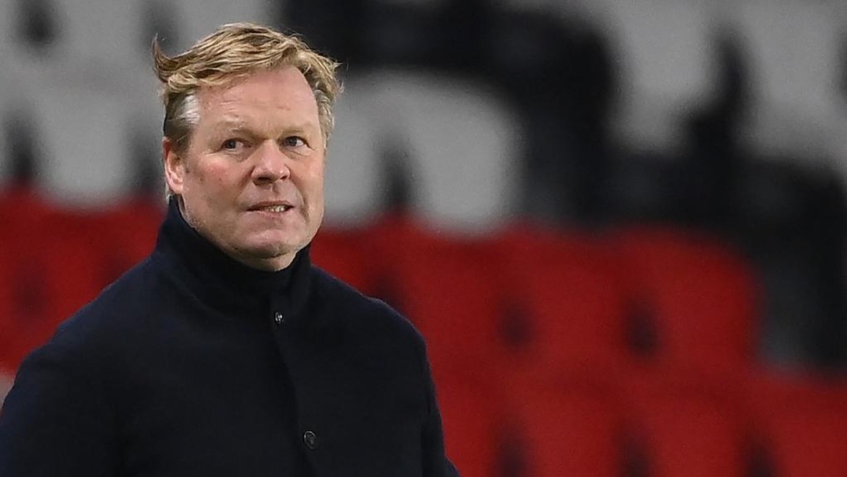 Ronald Koeman dikabarkan akan bertahan di Barcelona (Foto: AFP/FRANCK FIFE)