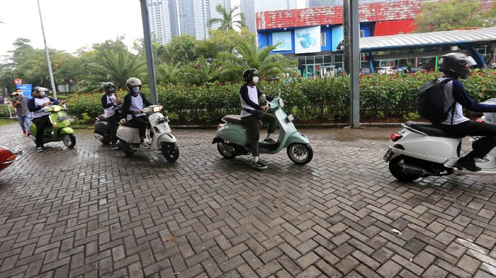 Para pencinta Vespa mengikuti acara 'fun ride #MUFMillenials yang digelar Mandiri Utama Finance (MUF). Acara diawali dengan kegiatan riding bersama di kawasan SCBD, Jakarta.
