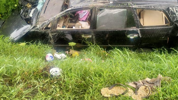 Kondisi mobil anggota Polres Batu Bara yang ringsek usai bertabrakan dengan truk.