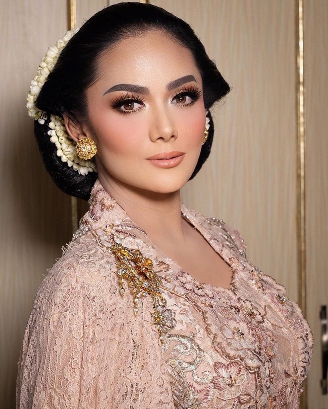 Mbangun Tulak adalah suatu permohonan keselamatan dari para kerabat pengantin, tulis Krisdayanti pada caption foto. Foto: Instagram/@dhirmanputra