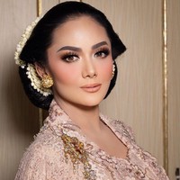 Mbangun Tulak adalah suatu permohonan keselamatan dari para kerabat pengantin, tulis Krisdayanti pada caption foto. Foto: Instagram/@dhirmanputra