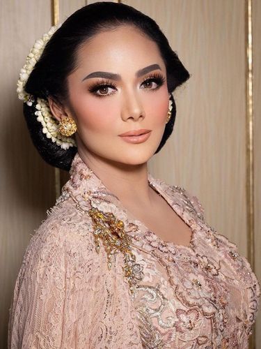 Makeup Krisdayanti di pernikahan Aurel Hermansyah dan Atta Halilintar.