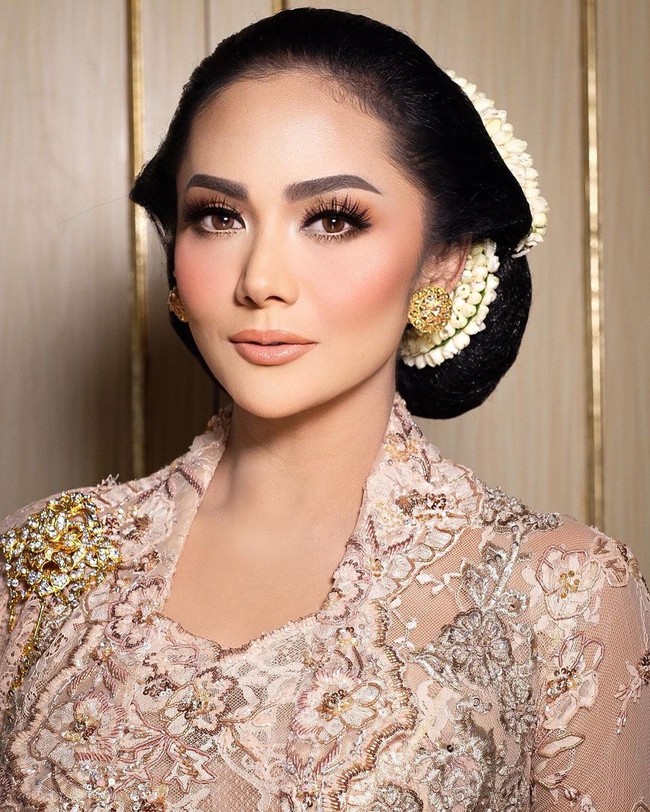 Ada makna yang dalam di balik sanggul Jawa yang dikenakan Krisdayanti. Sebuah harapan dari seorang ibu kepada anaknya di hari pernikahan. Foto: Instagram/@dhirmanputra