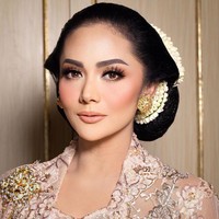Ada makna yang dalam di balik sanggul Jawa yang dikenakan Krisdayanti. Sebuah harapan dari seorang ibu kepada anaknya di hari pernikahan. Foto: Instagram/@dhirmanputra