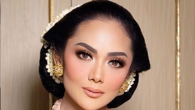 7 Foto Cantiknya Krisdayanti di Pernikahan Aurel Pakai Sanggul Bangun Tulak