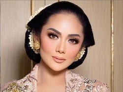 7 Foto Cantiknya Krisdayanti di Pernikahan Aurel Pakai Sanggul Bangun Tulak