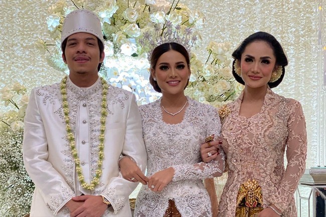 Krisdayanti tampil memukau dengan gaya khas Jawa di pernikahan putri sulungnya, Aurel Hermansyah. Ia mengenakan kebaya yang dipadu kain batik rancangan Anne Avantie. Foto: Instagram/@yunishara36