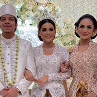 Krisdayanti tampil memukau dengan gaya khas Jawa di pernikahan putri sulungnya, Aurel Hermansyah. Ia mengenakan kebaya yang dipadu kain batik rancangan Anne Avantie. Foto: Instagram/@yunishara36
