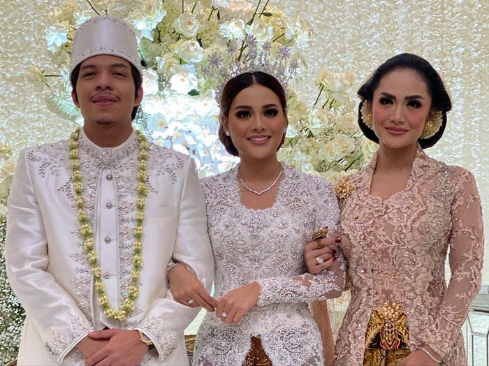 Krisdayanti Makeup Krisdayanti di pernikahan Aurel Hermansyah dan Atta Halilintar.