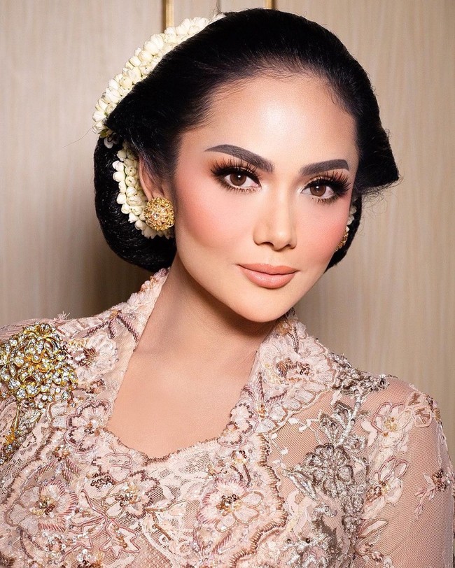 Dikreasikan hairstylist kenamaan Yudin, sanggul Krisdayanti dinamakan Bangun Tulak. Foto: Instagram/@dhirmanputra